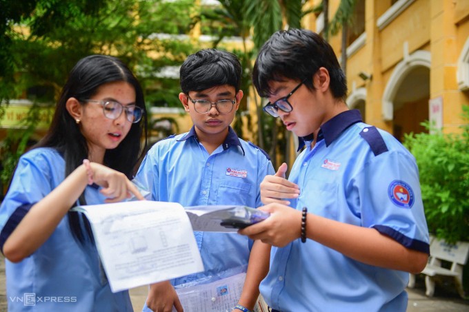 Thí sinh thi lớp 10 công lập TP HCM tại điểm thi trường THPT Trưng Vương, quận 1, tháng 6/2025. Ảnh: Quỳnh Trần