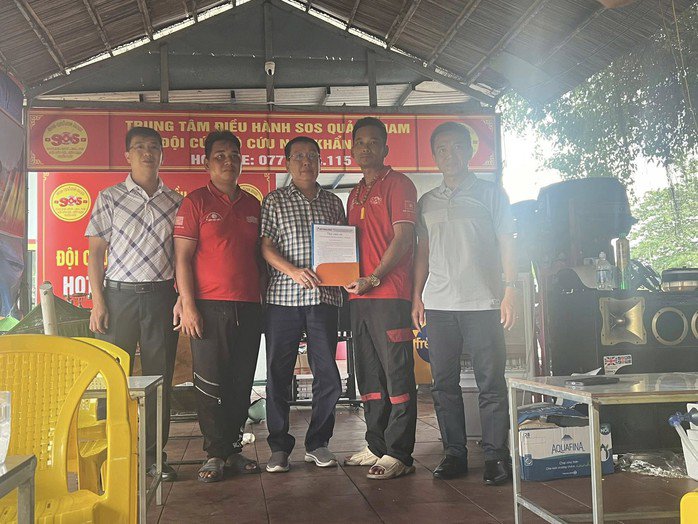 Ông Nguyễn Ngọc Hùng, Giám đốc Chi nhánh Petrolimex Quảng Nam (giữa) trao thư cảm ơn đến Đội SOS Quảng Nam
