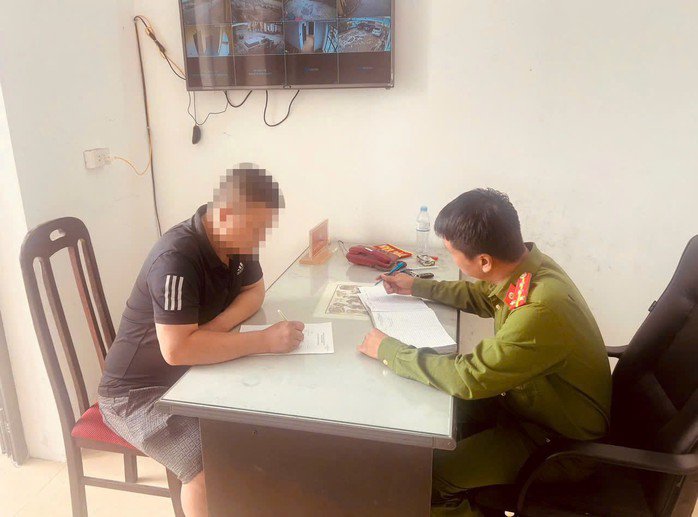 Công an xã Hà Bắc làm việc với anh T.V.L.