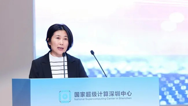 Giám đốc NSCC Thâm Quyến kiêm nhà thiết kế trưởng hệ thống Lu Yutong trình bày tại hội nghị. Ảnh: NSCC
