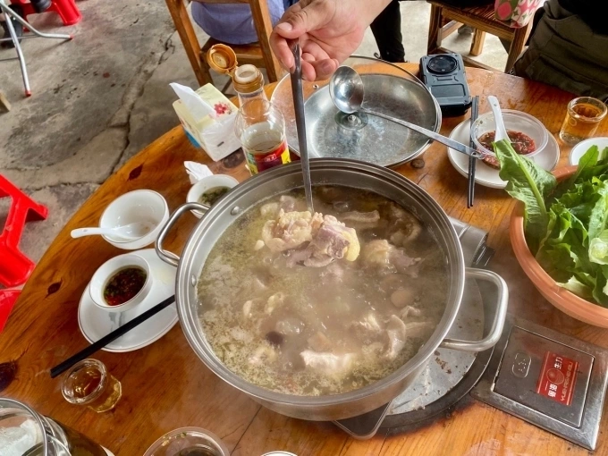'Cùng một loại gà, cùng một loại rau, chúng có ở khắp mọi nơi, các bạn có thể thấy tất cả. Đừng phóng đại gà của tôi ngon đến mức nào, không có bí quyết gì đặc biệt cả đâu', ông Mo từng nói về món ăn của quán.