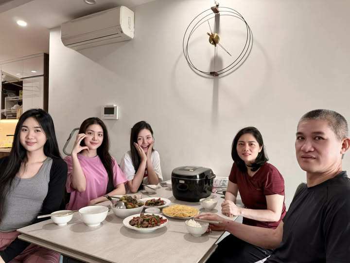 Hoa hậu Phương Oanh đưa hai Á hậu Tâm Như và Khánh Như về thăm nhà. (Ảnh: FBNV)