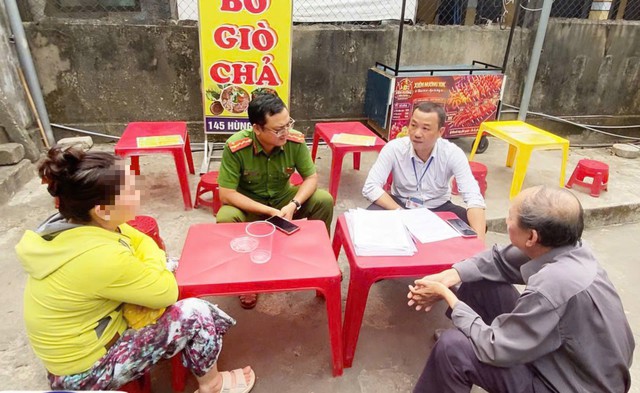 Đoàn kiểm tra phường Thuận Hóa làm việc với chủ cơ sở chè Chùa chiều 3/5.