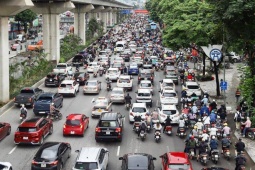 Ô tô dàn hàng 5, xe máy leo vỉa hè ngày đầu đi làm sau nghỉ lễ