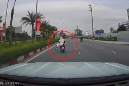 Clip: Cô gái bất ngờ nhảy khỏi xe máy đang chạy