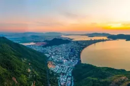 Tận hưởng bình minh phố biển trên núi Xuân Vân