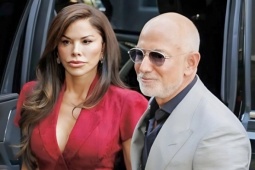 Lauren Sanchez diện áo xẻ sâu sánh đôi Jeff Bezos tại tiệc tiền Met Gala
