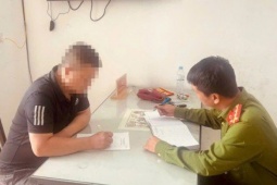 Con học tiểu học mâu thuẫn với bạn, nam phụ huynh hành hung người phụ nữ 58 tuổi