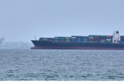 2 tàu hàng của Mỹ đi qua eo biển Hormuz; UAE cảnh báo khẩn về tên lửa