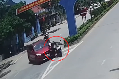 Clip: Ô tô quay đầu ẩu, người đi xe máy bị hất văng trượt dài trên đường