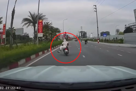 Clip: Cô gái bất ngờ nhảy khỏi xe máy đang chạy