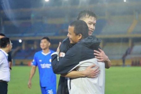 Hoàng Đức tri ân thầy cũ, dàn sao Ninh Bình FC thân tình với Thể Công Viettel sau trận hòa