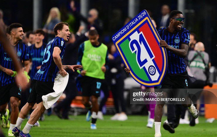 Các cầu thủ Inter Milan ăn mừng chức vô địch&nbsp;Serie A lần thứ 21 trong lịch sử