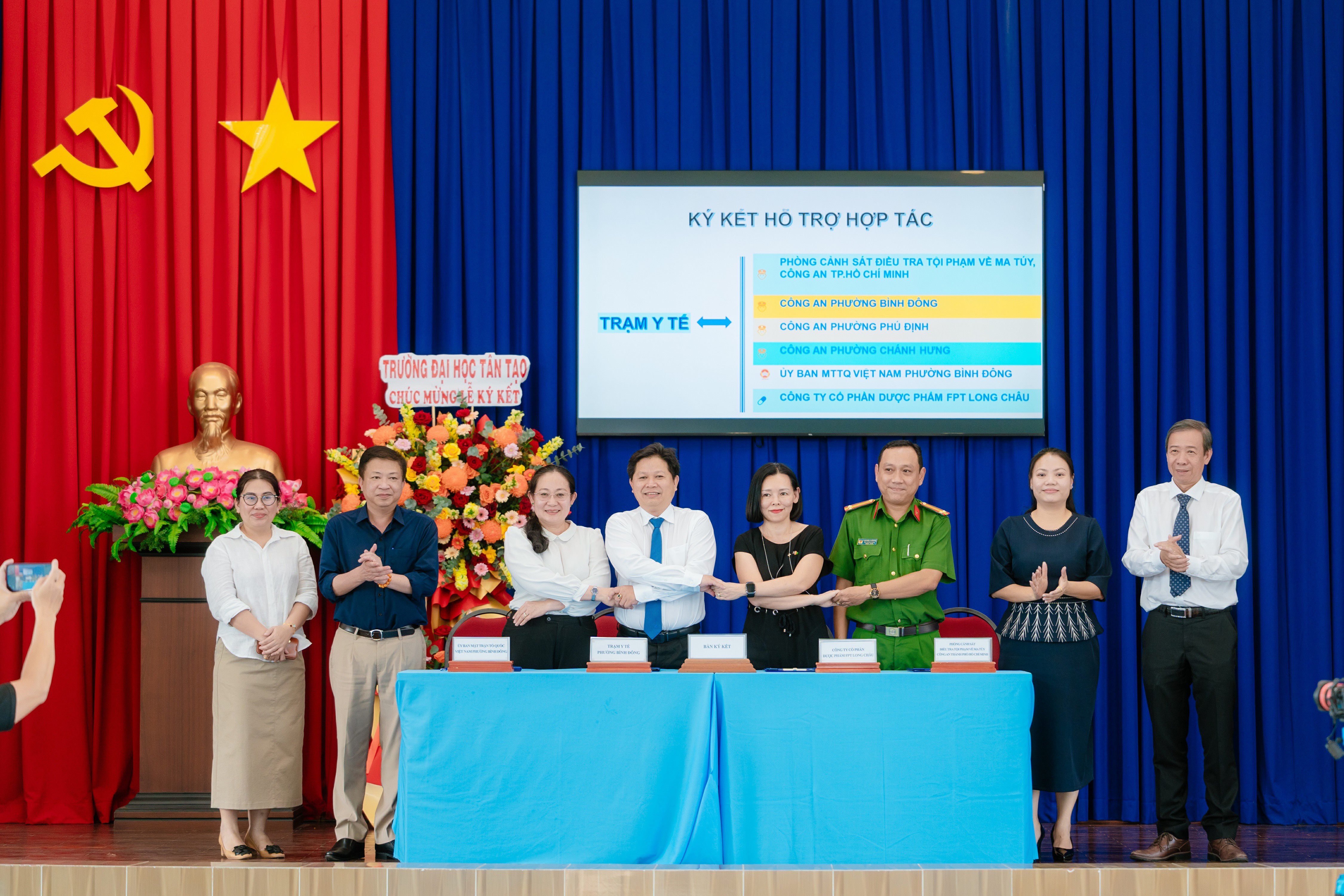 Các đơn vị ký kết hợp tác chiến lược phát triển y tế cơ sở phường Bình Đông, tăng cường chăm sóc sức khỏe cộng đồng.
