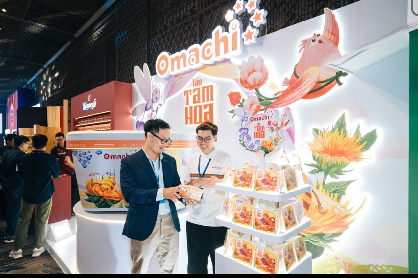 Khách hàng hào hứng trải nghiệm sản phẩm mới Lẩu Tam hoa của Omachi
