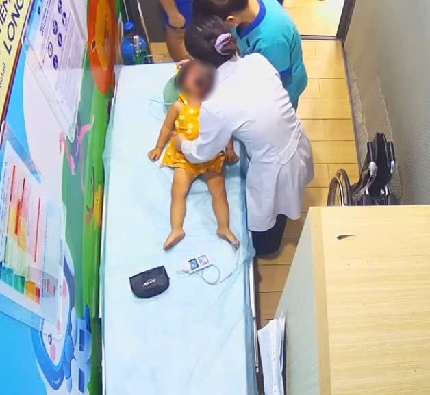 Các bác sĩ tại trung tâm tiêm chủng Long Châu Củ Chi nhanh chóng cấp cứu cho bé M. bị sặc sữa.