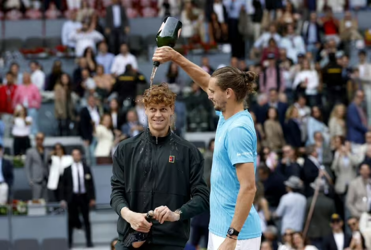 Zverev (bên phải) thừa nhận mình là chơi tệ ở chung kết Madrid Open 2026