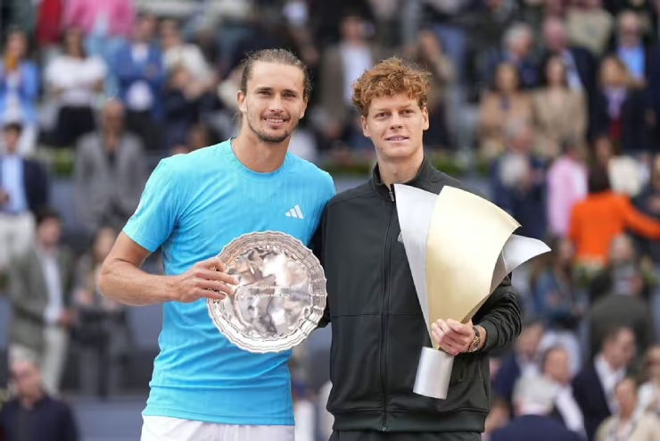 Zverev nói vui rằng Sinner (bên phải) "hãy nghỉ ngơi ở Roland Garros"