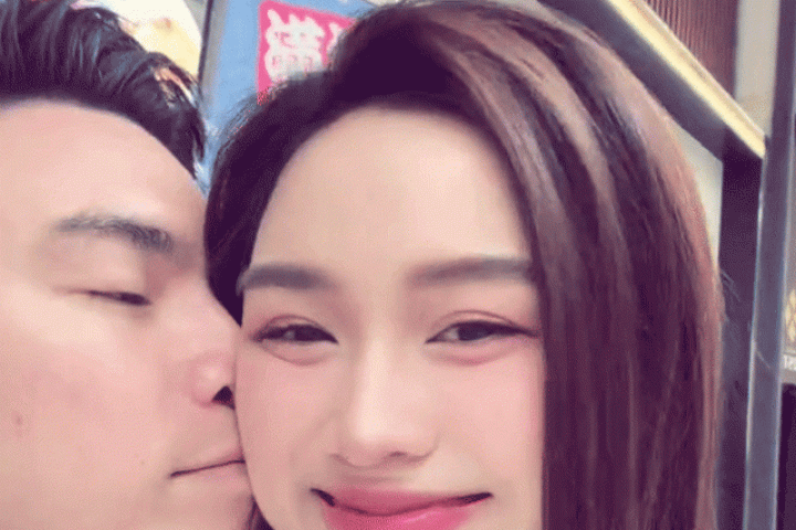 Đỗ Thị Hà tình tứ với ông xã trên phố Nhật Bản