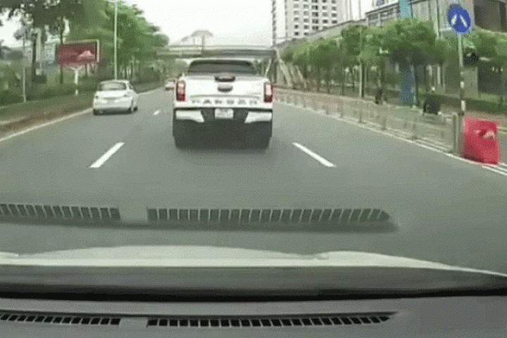 Ông cụ đạp xe thử tay lái của ba tài xế