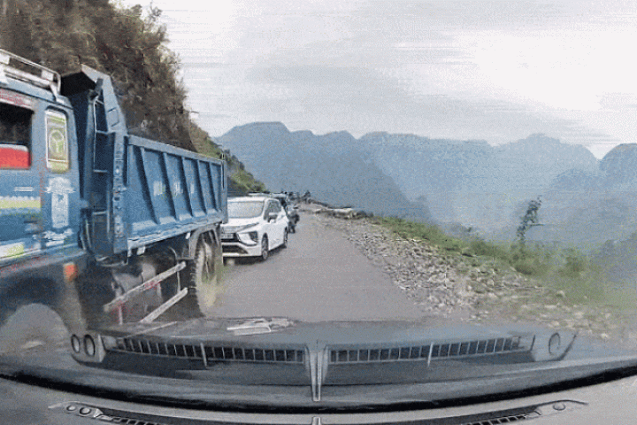 Ôtô 'mòn phanh' vì liên tục tránh xe vượt ẩu trên đèo