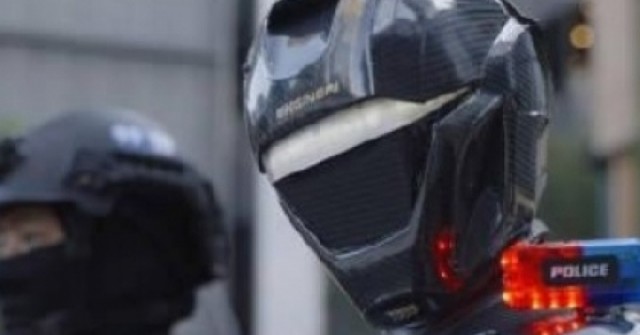 Robot tuần tra cùng đội SWAT ở Thâm Quyến gây sốt mạng xã hội Trung Quốc