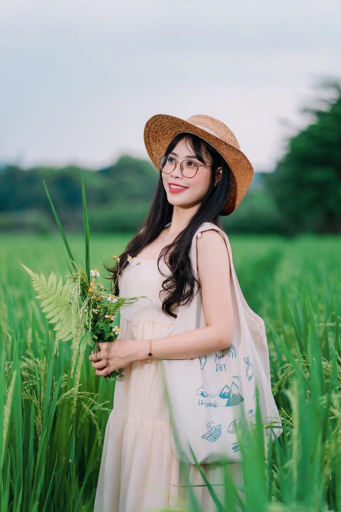 Những cánh đồng lúa thôn quê cũng là nơi check-in lý tưởng của những "nàng thơ".