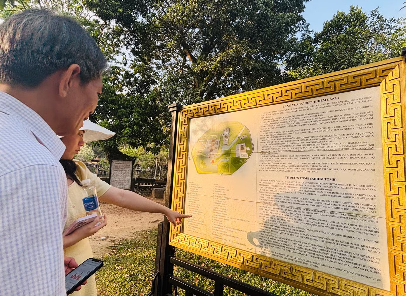 Bạn trẻ thăm Lăng vua Tự Đức (Khiêm Lăng) với phong cảnh sơn thủy hữu tình, kiến trúc lãng mạn tại TP Huế. Ảnh: Diệu Nhi