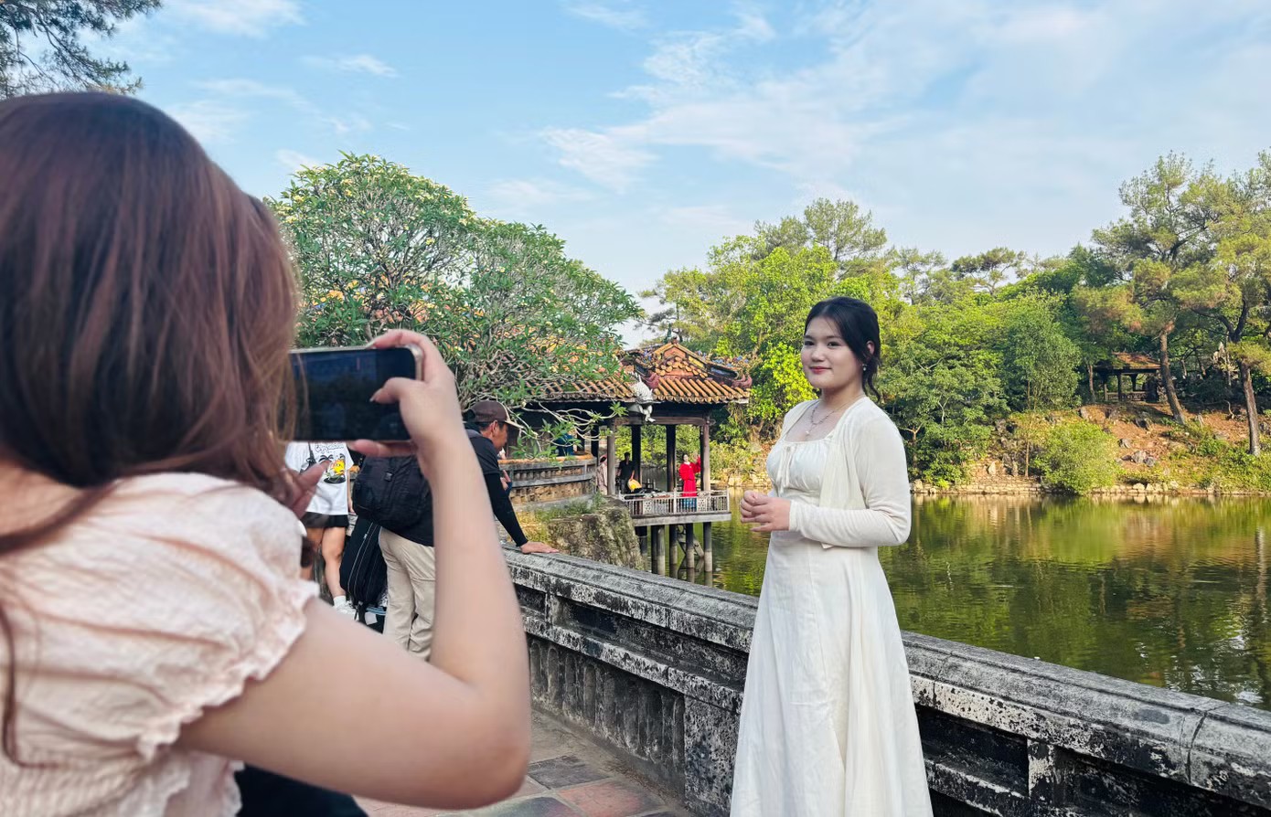 Bạn trẻ thăm Lăng vua Tự Đức (Khiêm Lăng) với phong cảnh sơn thủy hữu tình, kiến trúc lãng mạn tại TP Huế. Ảnh: Diệu Nhi