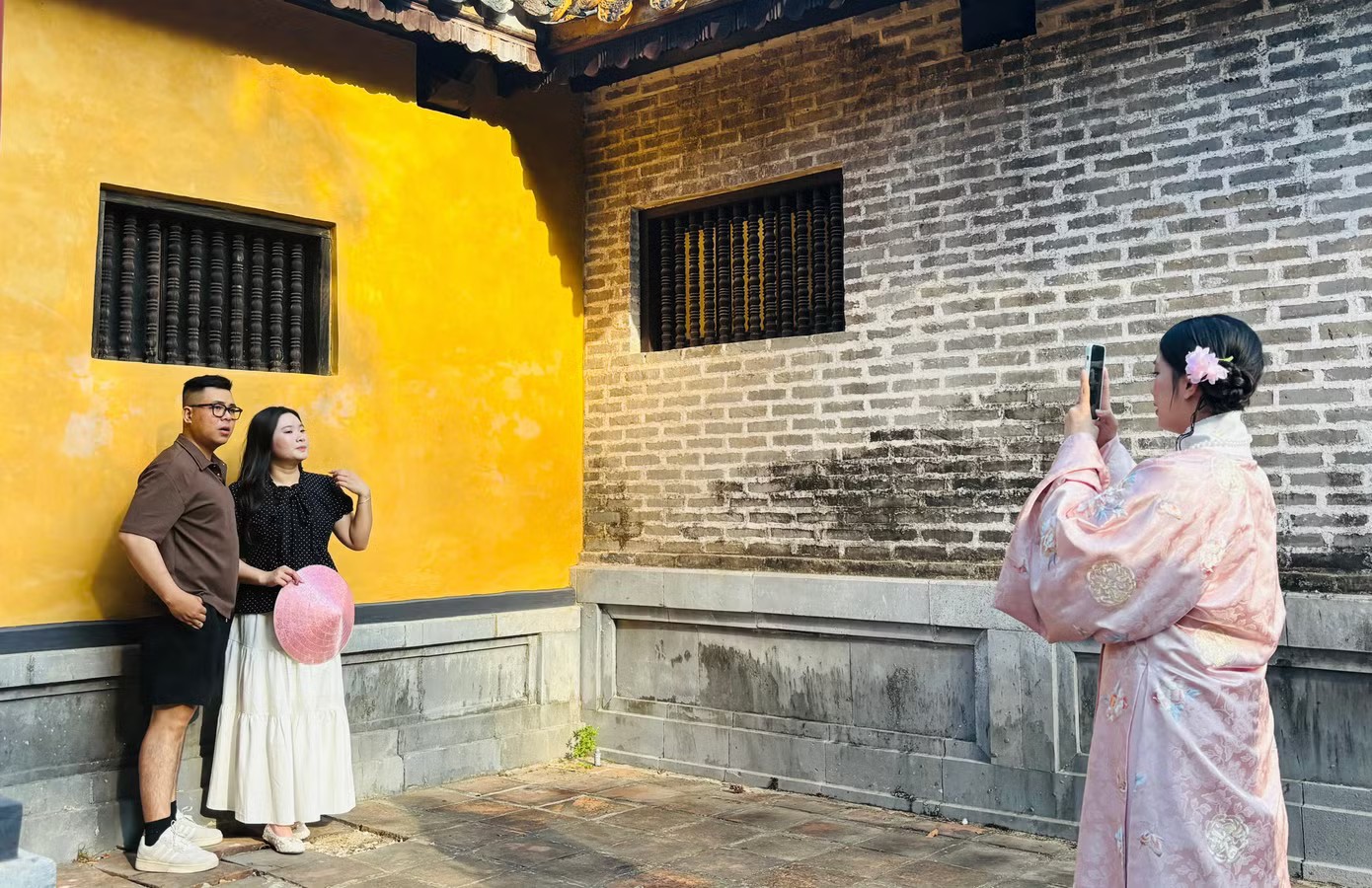 Bạn trẻ thăm Lăng vua Tự Đức (Khiêm Lăng) với phong cảnh sơn thủy hữu tình, kiến trúc lãng mạn tại TP Huế. Ảnh: Diệu Nhi