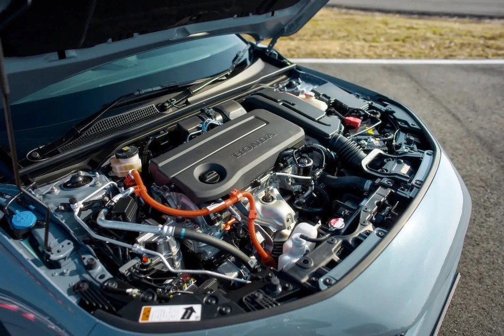 Honda Civic trang bị&nbsp;động cơ xăng, dung tích 2.0L hút khí tự nhiên và hai mô-tơ điện.