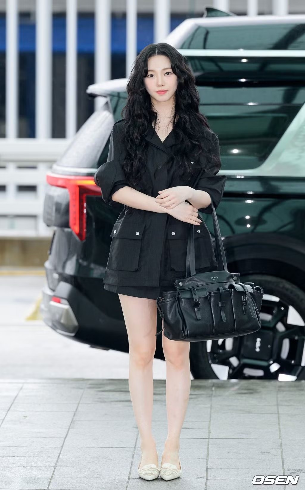 Thành viên Karina (aespa) trên đường sang Mỹ dự Met Gala.
