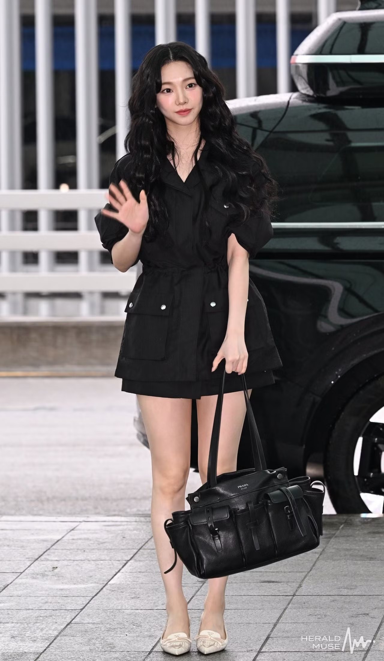 Thành viên Karina (aespa) trên đường sang Mỹ dự Met Gala.