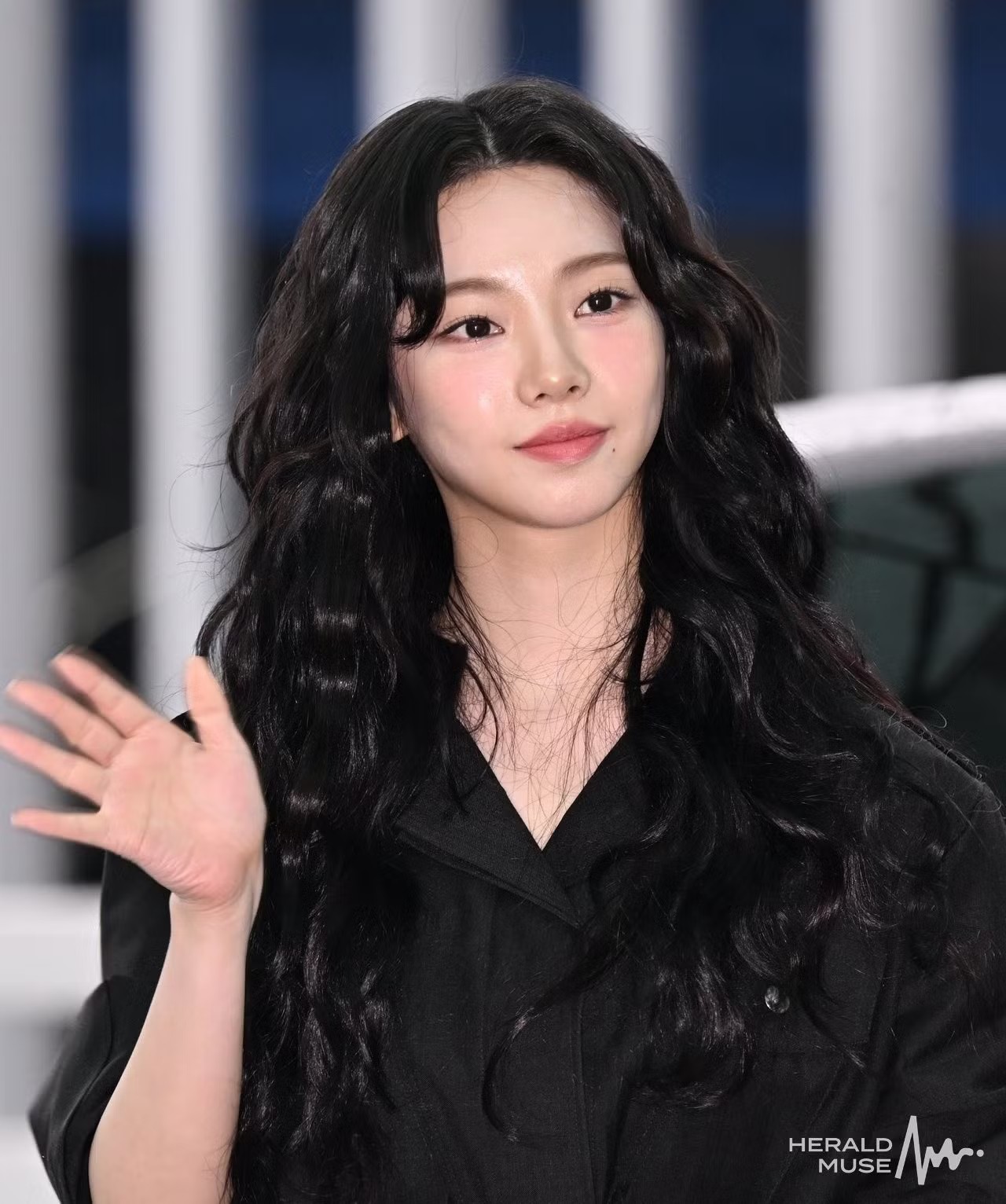 Thành viên Karina (aespa) trên đường sang Mỹ dự Met Gala.