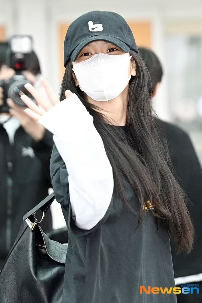 Chị cả BlackPink - Jisoo - có mặt ở sân bay sang Mỹ, dự kiến tham dự Met Gala 2026. Ảnh: Newsen.