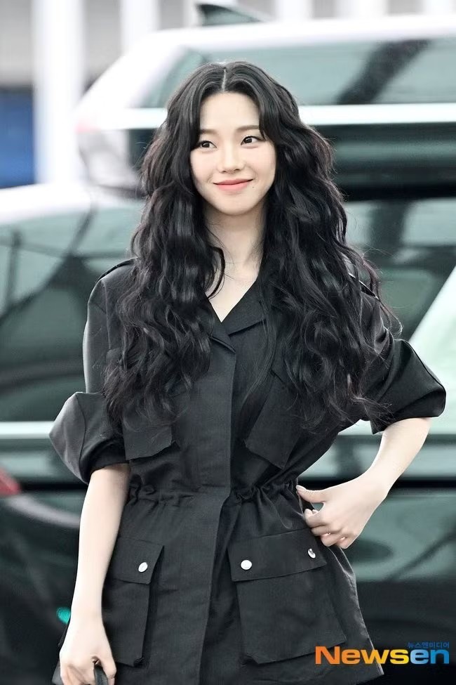 Thành viên Karina (aespa) trên đường sang Mỹ dự Met Gala.