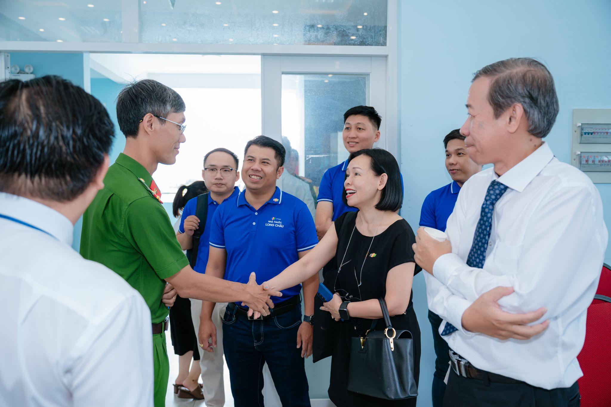 Bà Nguyễn Bạch Điệp - Chủ tịch FPT Retail kiêm Tổng Giám đốc hệ thống nhà thuốc và trung tâm tiêm chủng Long Châu khẳng định doanh nghiệp đồng hành bền bỉ trong các chương trình chăm sóc cộng đồng, vì một Việt Nam khỏe mạnh.
