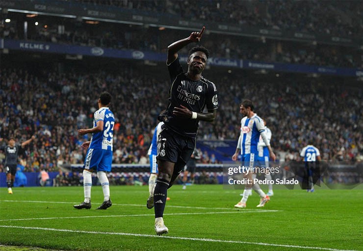 Real Madrid bám đuổi Barcelona trong vô vọng