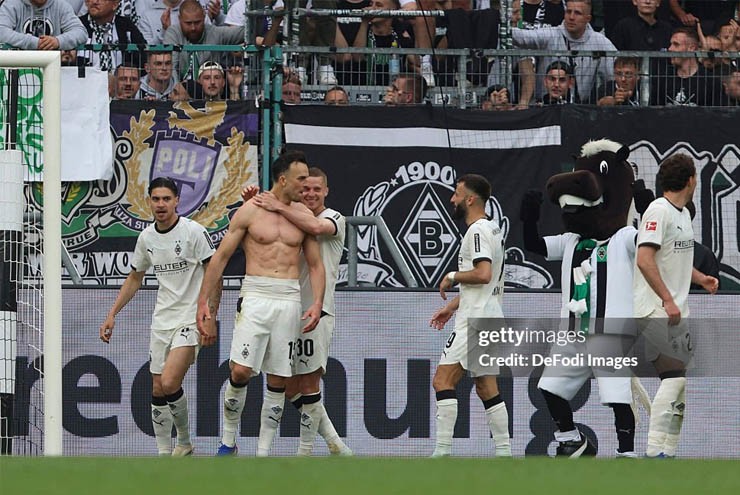 Monchengladbach ghi bàn mở điểm muộn màng