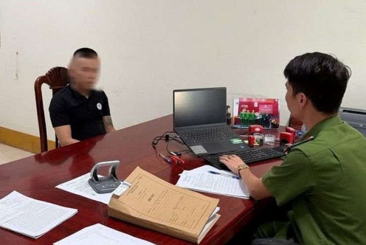 Triệu tập người đánh tài xế xe tải trong trường mầm non gây xôn xao dư luận