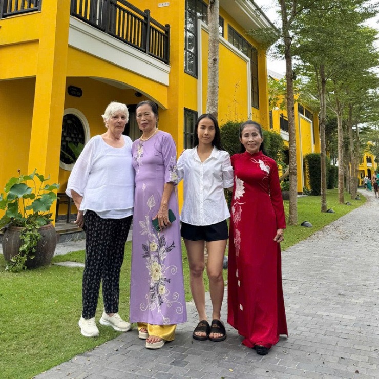 Chị Quỳnh Anh (áo trắng) bên mẹ ruột (áo dài đỏ), mẹ nuôi (áo dài tím) và mẹ chồng&nbsp;