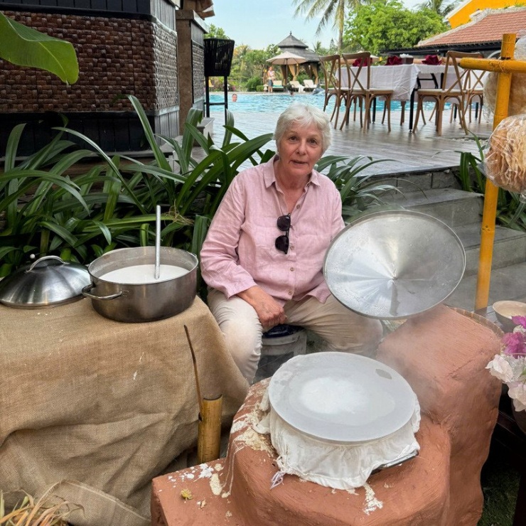 Bà Rosmarie thử làm món bánh tráng cuốn&nbsp;