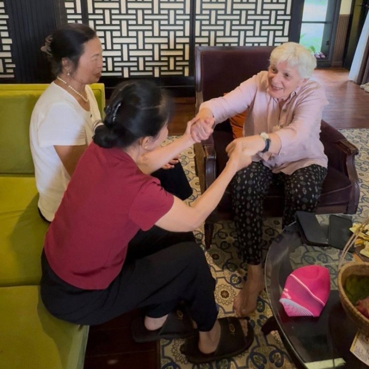 Hai bên thông gia xúc động tạm biệt nhau&nbsp;