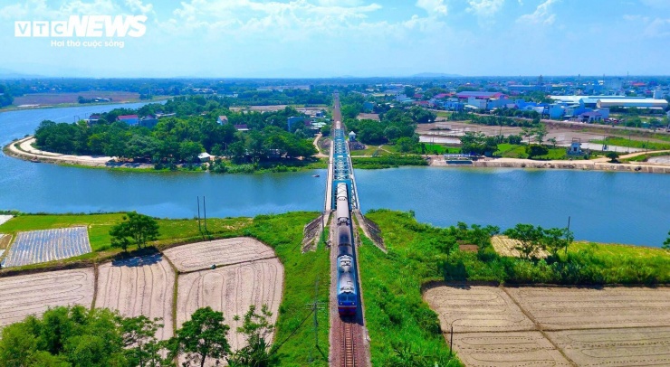 Trên đầu máy, những người lái tàu không chỉ nhìn thấy cảnh sắc thiên nhiên mà còn nhìn thấy mọi hiểm nguy hiện ra sớm nhất, rõ nhất và khốc liệt nhất.