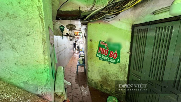 Thậm chí, khu vực ăn uống chỉ đơn giản là những chiếc bàn nhựa kê sát tường trong con ngõ rộng chưa đầy 1 m. Ảnh: Anh Văn