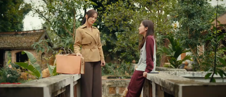 Mai tâm sự với chị gái rằng đang muốn né Trung vì hai gia đình không hòa hợp. Ảnh VTV