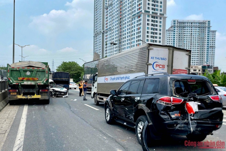 Hiện trường vụ tai nạn liên hoàn.