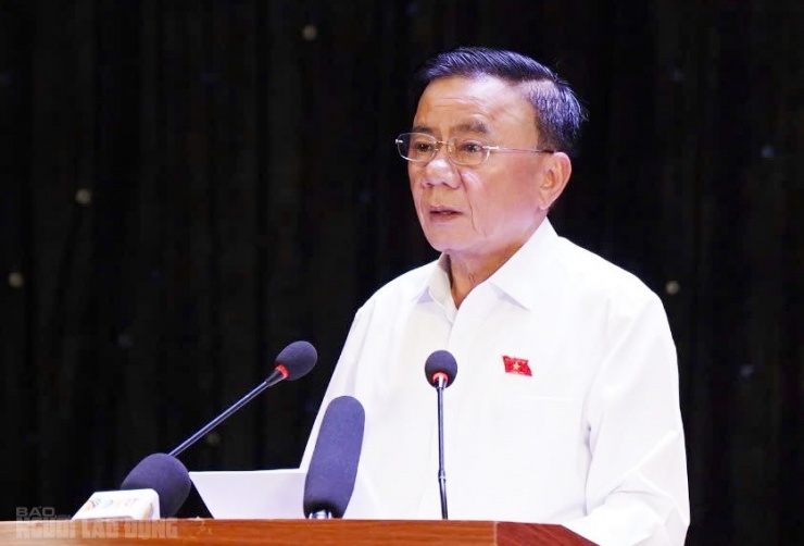 Thường trực Ban Bí thư Trần Cẩm Tú phát biểu tại buổi tiếp xúc cử tri