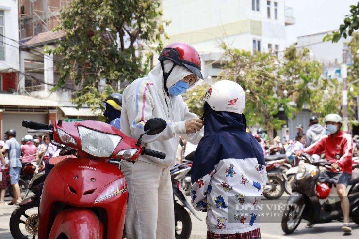 Trong bối cảnh thời tiết khắc nghiệt, nhiều phụ huynh bày tỏ lo lắng cho sức khoẻ con trẻ khi phải đi về vào buổi trưa. Ảnh: N.M