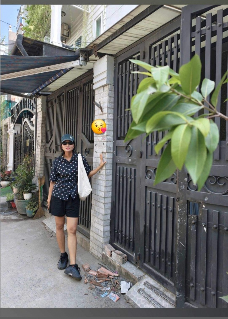 Hoa hậu H'Hen Niê trước cửa căn nhà phố của mình. Ảnh: FBNV